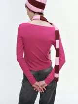 Remera de manga larga con textura acanalada y escote bote. Confeccionada en tejido elástico que se ajusta al cuerpo.