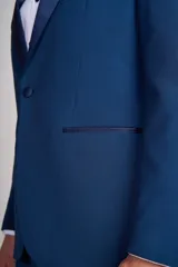 Ambo de ceremonia compuesto por saco negro con solapas de satén, chaleco rojo satinado, camisa blanca, corbatín rojo y pantalón de vestir negro a juego.