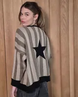 Buzo de punto holgado con diseño de rayas verticales en tonos tostado y crema. Presenta una estrella negra grande en la espalda y terminaciones en color negro en el cuello, puños y ruedo.