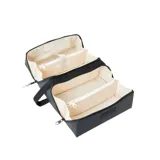 Neceser de viaje Rip Curl Weekend Travel, color negro, con doble compartimento con cierre y asa lateral. Incluye logo de la marca en el frente.