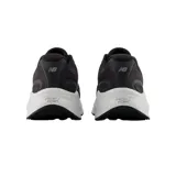 Championes de running New Balance modelo Kaiha Road v2, color negro con entresuela blanca. Diseño de malla transpirable con logo N en el lateral.