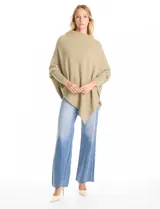 Poncho de tejido con lurex, de corte asimétrico y cuello recto. Presenta mangas tipo japonesa con puños acanalados.