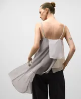 Top de tirantes finos con escote recto, confeccionado en capas superpuestas de poliéster reciclado. Presenta un efecto degradado en tonos blanco, crudo y gris oscuro.