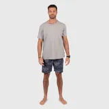 Short de baño con estampado tropical en tonos oscuros, corte recto y cintura elástica.