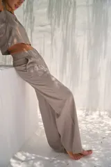 Pantalón de lino color gris con cintura elastizada, tiro alto y corte oxford.