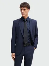 Corbata azul marino con microestampado geométrico en blanco y gris.