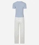 Conjunto de pijama largo de rib más sostenible, compuesto por una blusa de manga corta con escote redondo y detalle de flor aplicada, y un pantalón largo con cintura elástica, detalle de botones y estampa floral total.