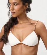 Top de bikini triángulo fijo blanco con ribetes en tono tostado y breteles trenzados en contraste.