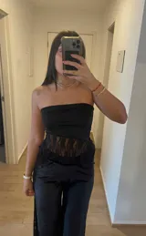 Strapless negro de tela elastizada con encaje en la parte baja.
