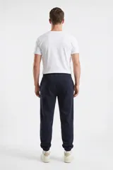 Pantalón de jogging unisex color negro, con cintura elástica y puños acanalados en los tobillos. Presenta un corte cómodo y bolsillos laterales.