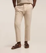 Pantalón masculino de corte relajado confeccionado en tejido oxford de algodón. Presenta cintura con trabillas y lazo ajustable, bolsillos laterales y traseros.