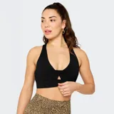 Bra deportivo de impacto medio color negro, con diseño de escote en V y detalle de nudo frontal con abertura. Presenta espalda con tirantes cruzados y banda elástica inferior para mayor sujeción.