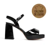 Sandalias de cuero charol negro, con plataforma y taco cuadrado alto.