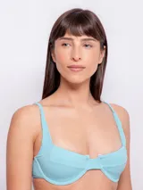 Top de bikini negro con textura de flores, corte media copa, breteles ajustables y gancho en la espalda.