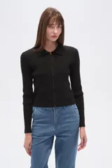 Saco de tejido de punto acanalado, color negro, con cuello tipo camisa y cierre frontal completo. De corte ajustado al cuerpo y manga larga.