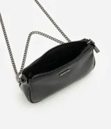 Cartera tipo baguette de Satinato, confeccionada en poliuretano con acabado que imita el cuero. Presenta un formato compacto, cierre superior con cremallera y herrajes metálicos en tono oscuro. Incluye una correa de cadena metálica desmontable.