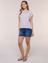 Camisa de lino de estructura recta, color beige con rayas verticales blancas. Cuenta con cuello solapa, escote en V abierto, abotonadura frontal, bolsillo plaqué en el pecho, mangas cortas de hombro caído y ruedo recto.