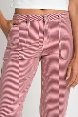 Pantalón de jean de corte recto, tiro medio, con estampado de rayas verticales color rojo y blanco.