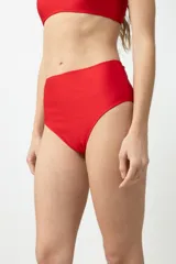 Bombacha de bikini tiro alto color rojo.