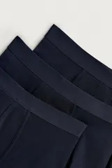 Pack de tres calzoncillos tipo bóxer de algodón con cintura elástica.