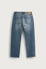 Jeans regular fit de denim de algodón en color gris con efecto lavado, tiro medio, diseño de cinco bolsillos y cierre frontal con botones.
