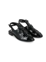 Sandalias planas estilo romanesca, color negro con textura efecto cocodrilo, diseño de tiras cruzadas y cierre de hebilla en el tobillo.