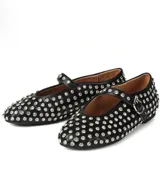 Balerinas negras de cuero sintético con tachas plateadas, punta redondeada, tira sobre el empeine con hebilla metálica y suela plana.