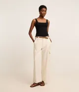 Blusa negra de corte regular, confeccionada en tejido Rib de algodón, con escote cuadrado y breteles anchos.