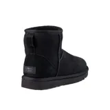 Botas cortas UGG Classic Mini II de gamuza color negro, con interior de piel de oveja y suela de goma.