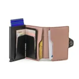 Billetera tarjetero automática con estructura de aluminio y revestimiento de cuero bicolor en tonos verde oliva y beige. Cuenta con un cierre de broche a presión y el logo de la marca grabado en la parte inferior.