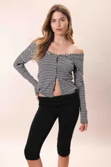 Remera color bordó de terciopelo con escote bardot y mangas largas.