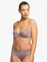 Panty color lila, de lycra y encaje, marca Montelle. Modelo alto.