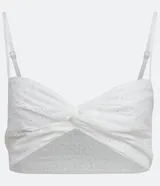 Blusa musculosa cropped blanca de laise texturizado con giro en el busto, tirantes finos ajustables y lastex en la espalda.