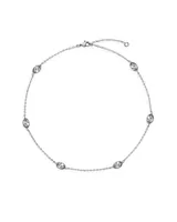 Collar plateado con cadena fina y dijes ovalados con diseño calado de estrella.