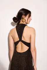 Vestido largo de fiesta color cobre con sutil brillo, cuello alto y espalda descubierta con botones.