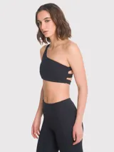 Top deportivo negro con tirantes elásticos cruzados en la espalda, soporte medio y almohadillas removibles.