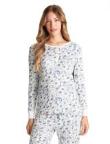 Conjunto de pijama compuesto por una remera de manga larga con escote redondo y cierre frontal de botones, y un pantalón con cintura elástica y lazo de ajuste. Presenta un estampado floral en tonos azules sobre fondo blanco.