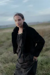 Tapado corto de piel sintética en color negro, con cuello solapa y diseño elegante. Ideal para elevar looks formales o de fiesta.