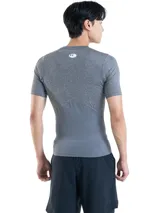 Remera deportiva gris de manga corta, ajustada al cuerpo, con logo Under Armour en el pecho.