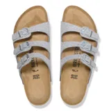 Sandalias Birkenstock modelo Florida, color plateado con acabado brillante de glitter. Presentan diseño de tres tiras con hebillas metálicas ajustables, plantilla anatómica de corcho y suela de goma.