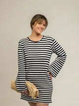 Vestido corto tejido a rayas horizontales blancas y negras, con mangas acampanadas y escote redondo con abertura en la espalda.