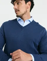 Sweater de punto color ladrillo con cuello en V y mangas largas.