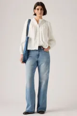 Pantalón de jean con corte bootcut y ajuste holgado, de tiro medio y lavado azul claro con efecto desgastado.