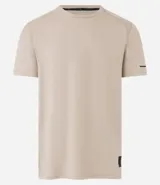 Remera deportiva de hombre con tecnología dry fit, cuello redondo y manga corta. Presenta un diseño liso en color beige con una pequeña etiqueta decorativa en el dobladillo.