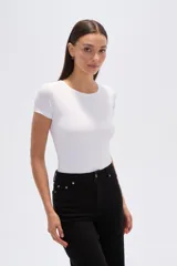 Body de manga corta color blanco, confeccionado en poliamida, de corte ajustado al cuerpo y cuello redondo a la base.