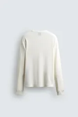 Camiseta de manga larga con cuello redondo, confeccionada en tejido de algodón con textura tipo waffle y acabados en rib.