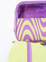 Set de tres necessaires de diferentes tamaños, con diseño geométrico en tonos lila y verde.