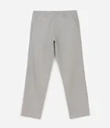Pantalón de sastrería color gris claro, de corte recto y diseño clásico, con bolsillos laterales y trabillas para cinturón.