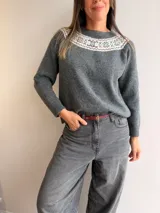 Sweater de punto color bordó con cuello redondo y diseño de guarda decorativa estilo nórdico en la zona del escote en tonos claros. Presenta mangas largas con puños acanalados y un corte holgado.