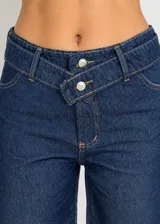 Jean wide leg de tiro medio, confeccionado en denim azul oscuro con paneles laterales en tono denim más claro. Cuenta con diseño de doble botón en la pretina, bolsillos delanteros y corte amplio en las piernas.